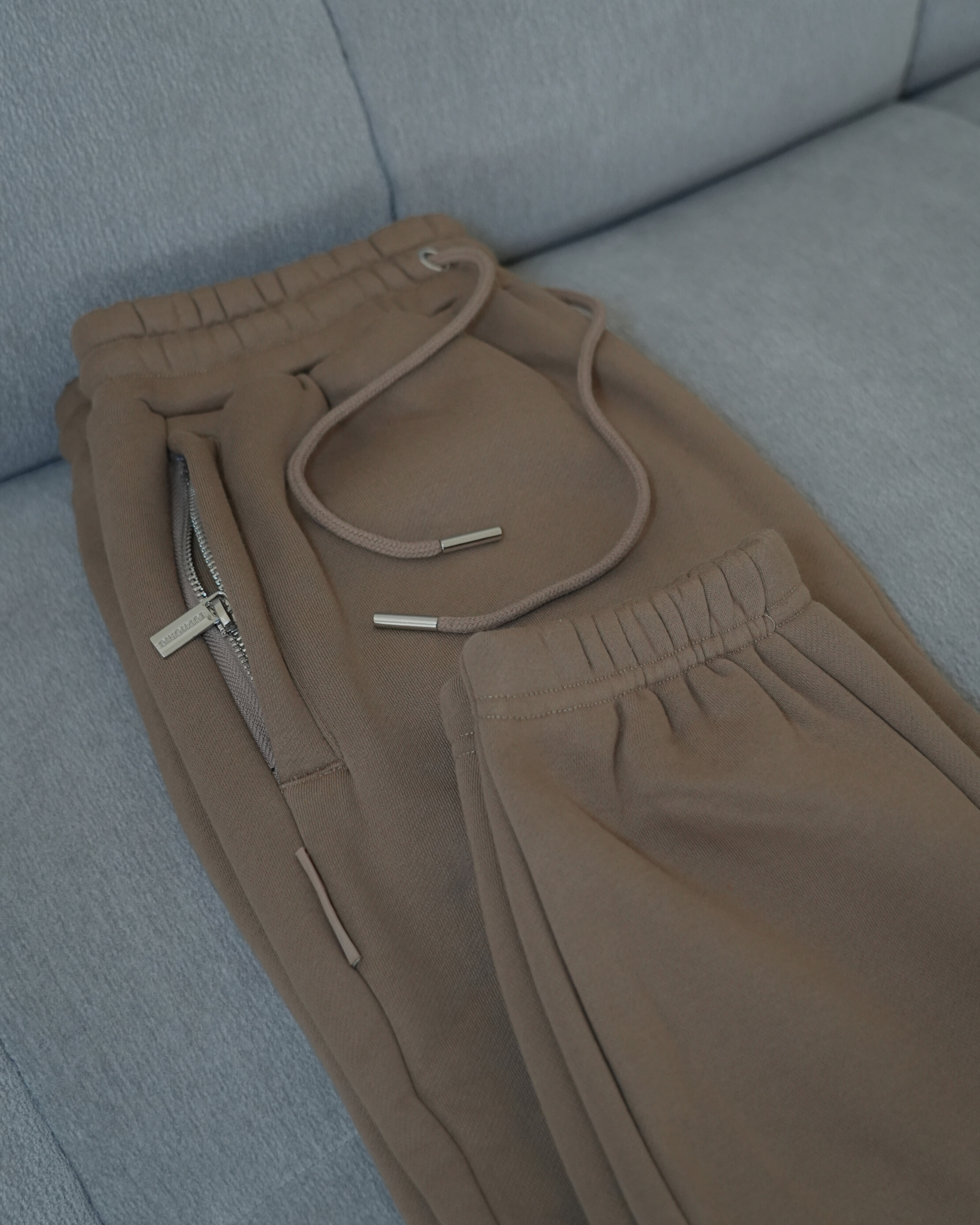 EUPHORIC ESSENTIAL SWEATPANTS. Dopamine Department (MOCHA)