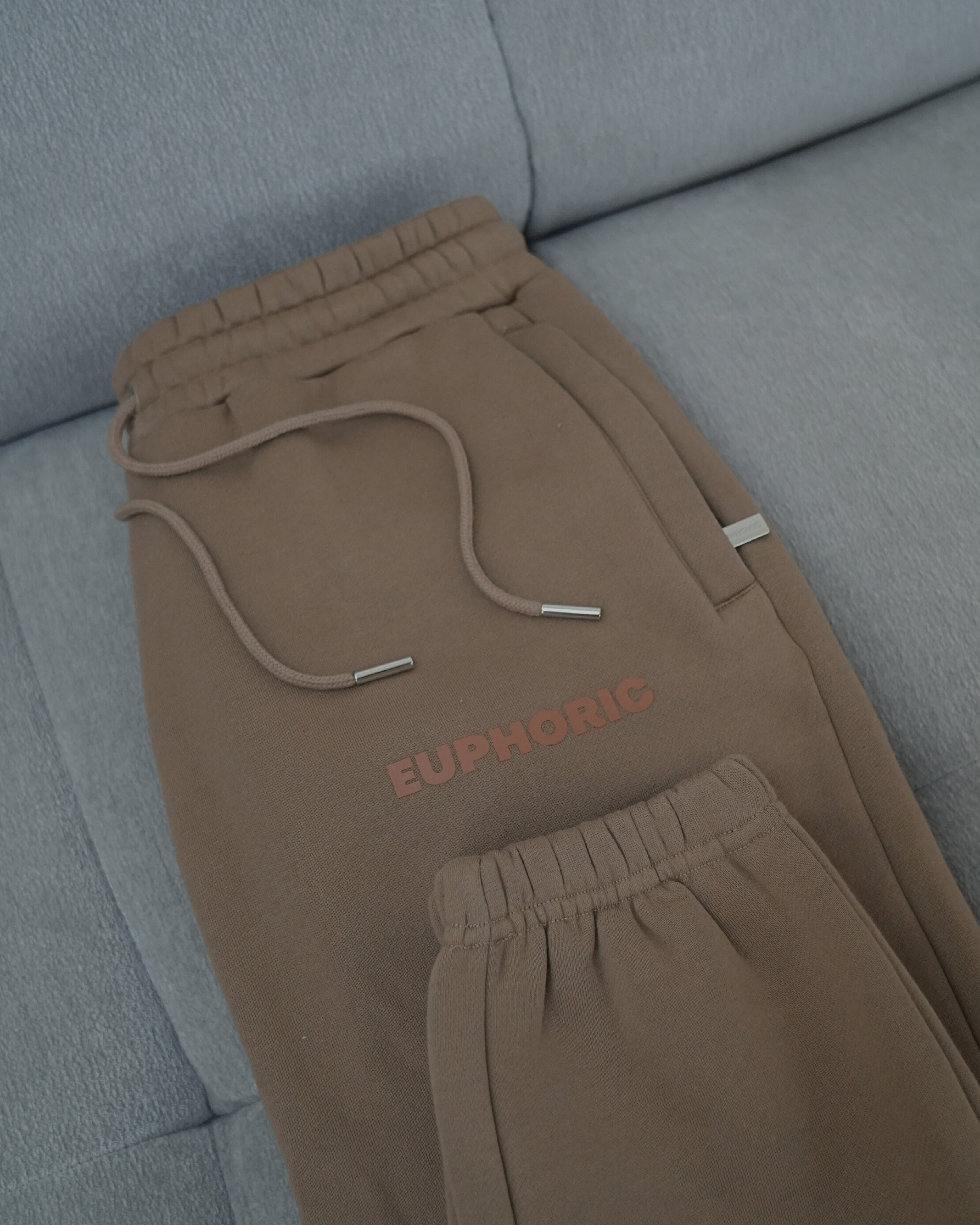 EUPHORIC ESSENTIAL SWEATPANTS. Dopamine Department (MOCHA)