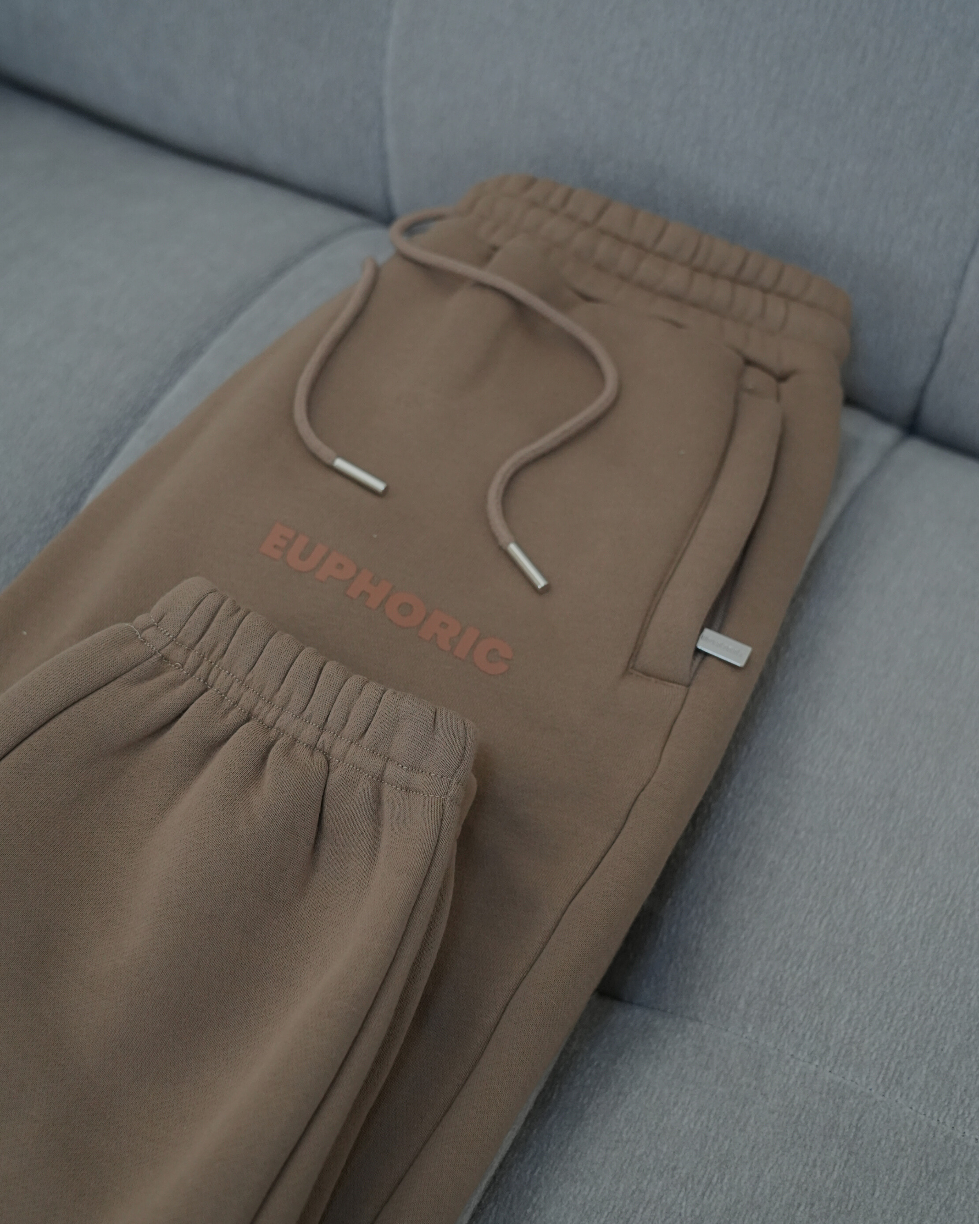 EUPHORIC ESSENTIAL SWEATPANTS. Dopamine Department (MOCHA)