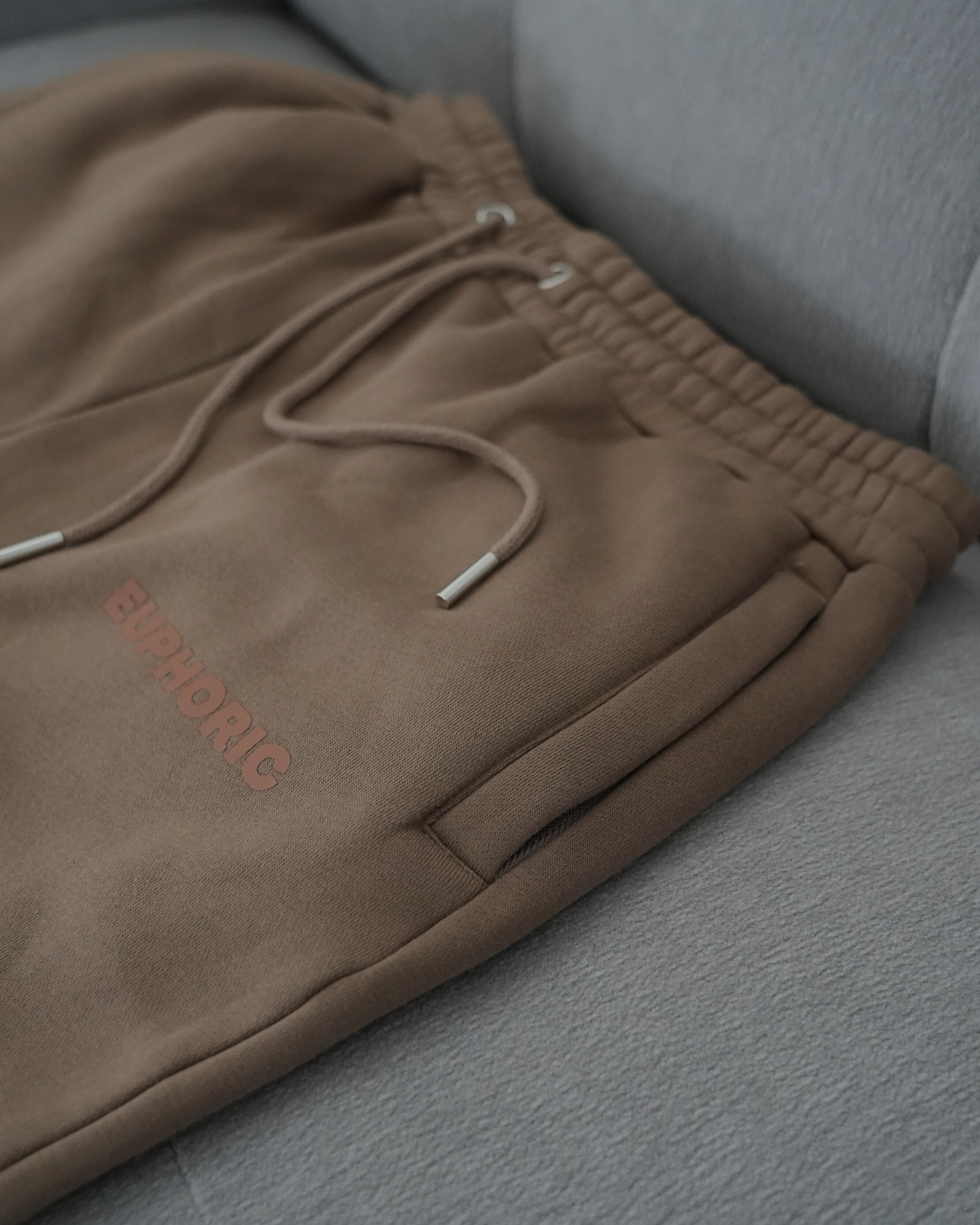 EUPHORIC ESSENTIAL SWEATPANTS. Dopamine Department (MOCHA)