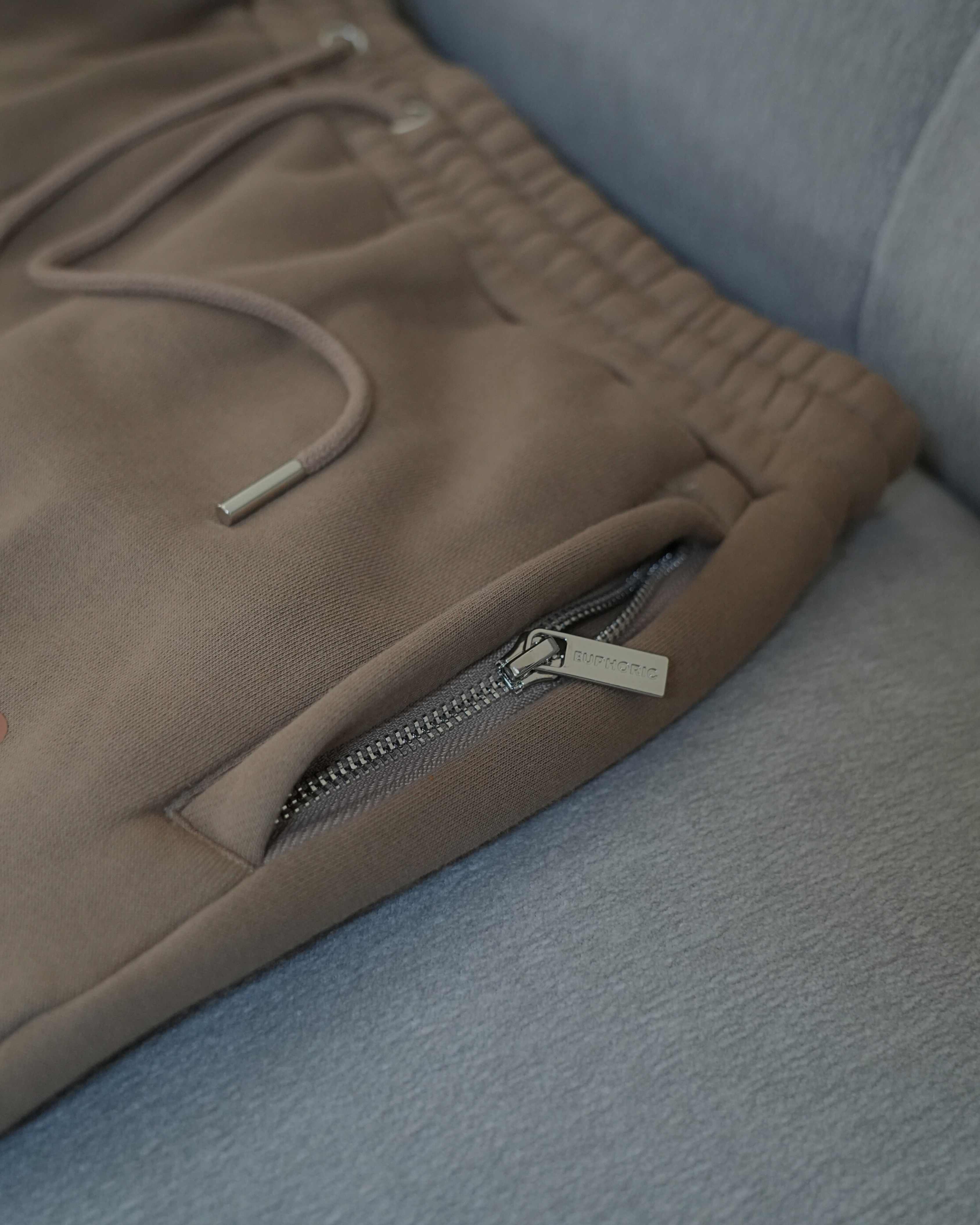 EUPHORIC ESSENTIAL SWEATPANTS. Dopamine Department (MOCHA)