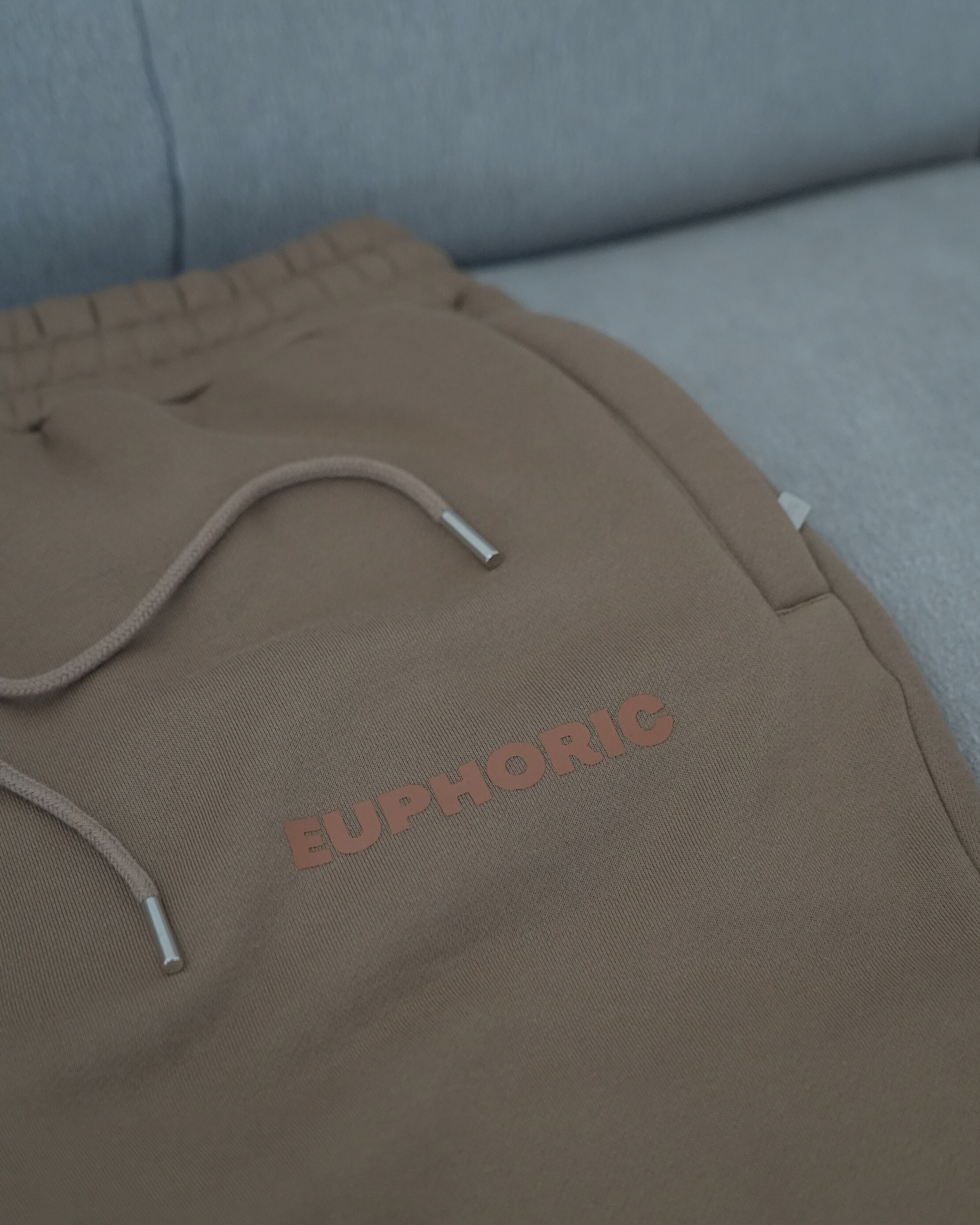 EUPHORIC ESSENTIAL SWEATPANTS. Dopamine Department (MOCHA)