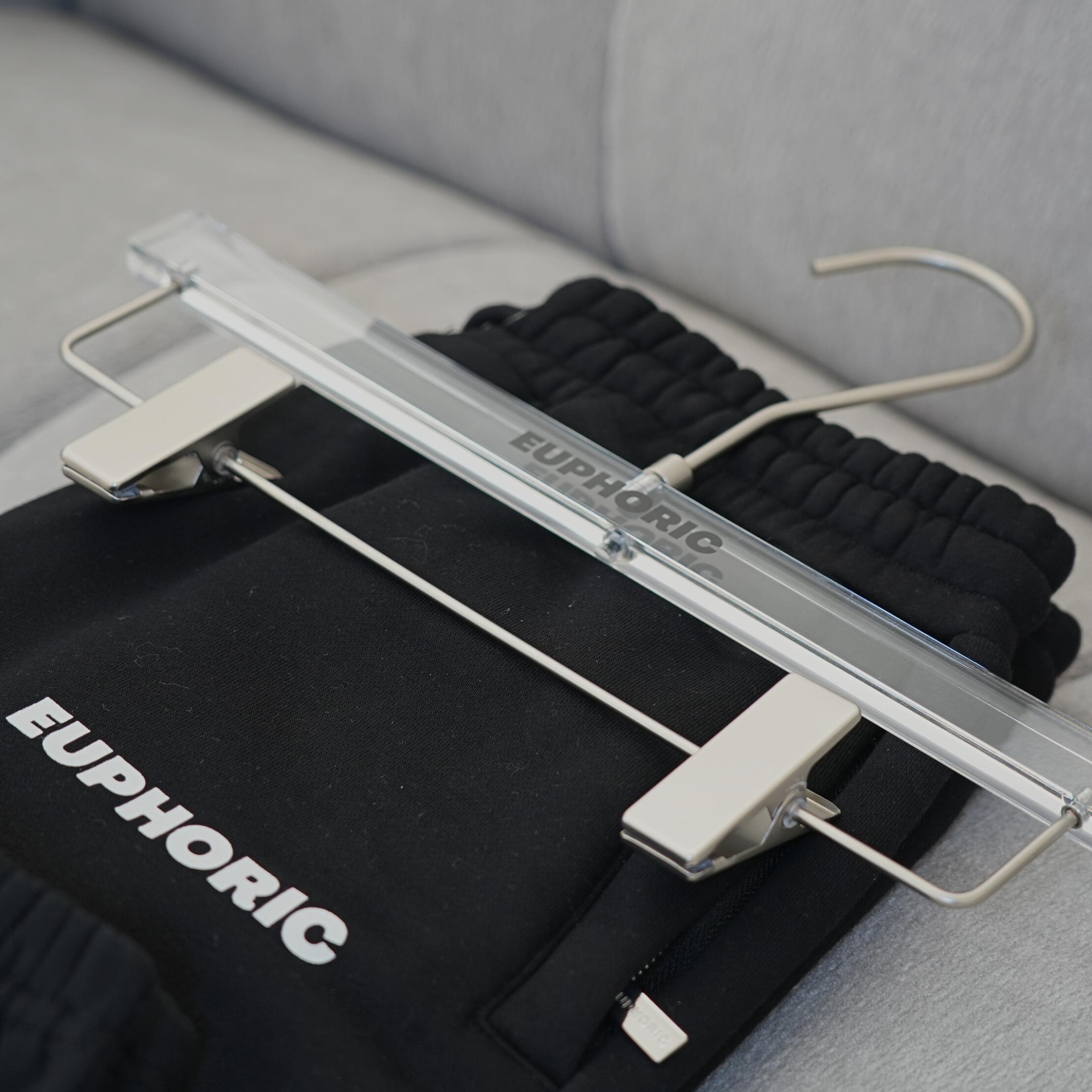 EUPHORIC ACRYLIC PANT HANGER